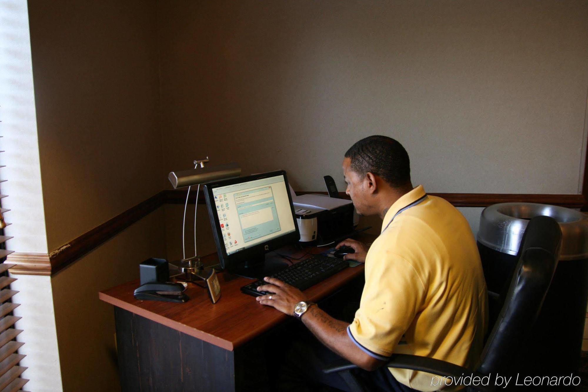 Hampton Inn Madison Business photo